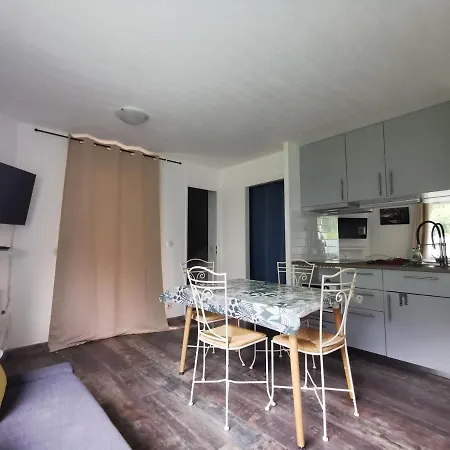 Le Bonheur : Piscines, Et Nature A Proximite Apartman